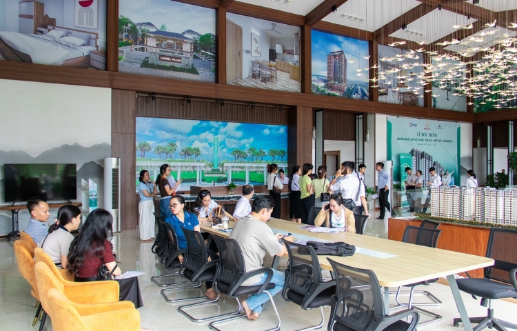 NGÀY ĐẦU TIẾP NHẬN HỒ SƠ TÒA E1 - EAST SKY: ĐÔNG ĐẢO KHÁCH HÀNG ĐẾN ĐĂNG KÝ
